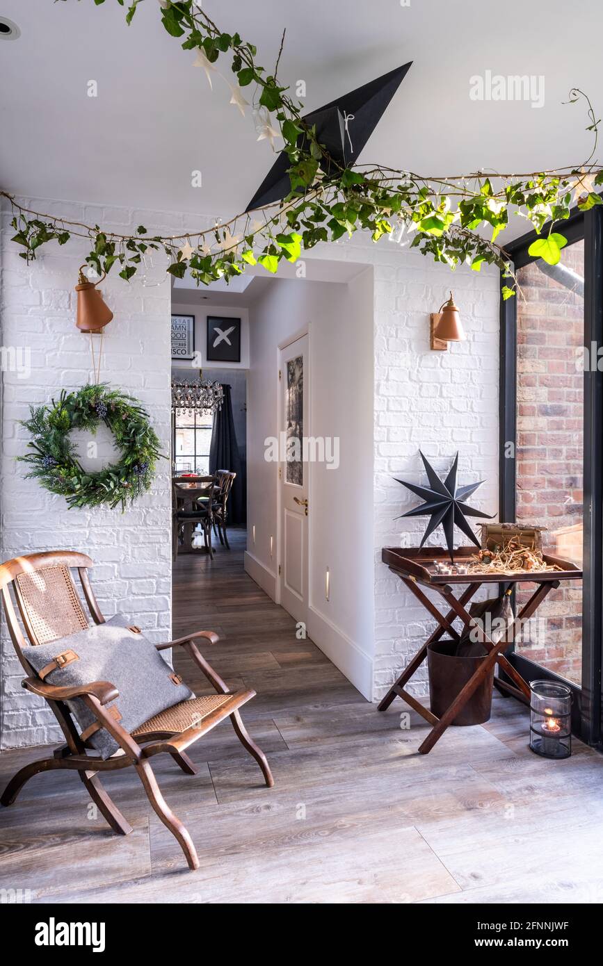 Guirlande de lierre avec transat ancien et plateau de maître d'hôtel dans le cottage géorgien, West Sussex. Banque D'Images