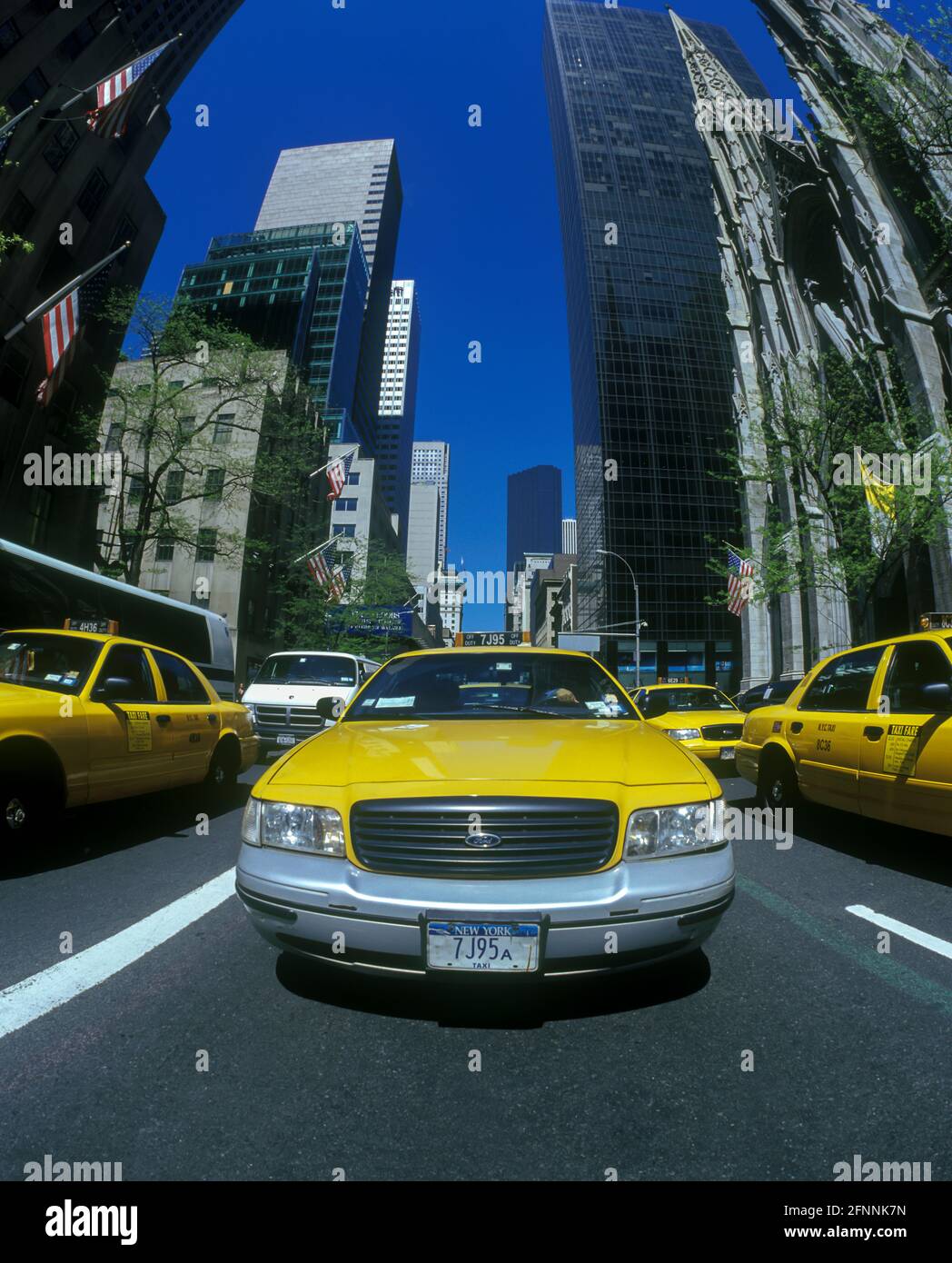 New York Taxi Taxi Usa 2004 Tim Story Belle Queen Latifah Und Vanessa Giselle Bundchen Rechts Wasburn Jimmy Fallon Film Fernsehen Kino Comedy Regie Tim Story Aka Taxi Photo Stock Alamy