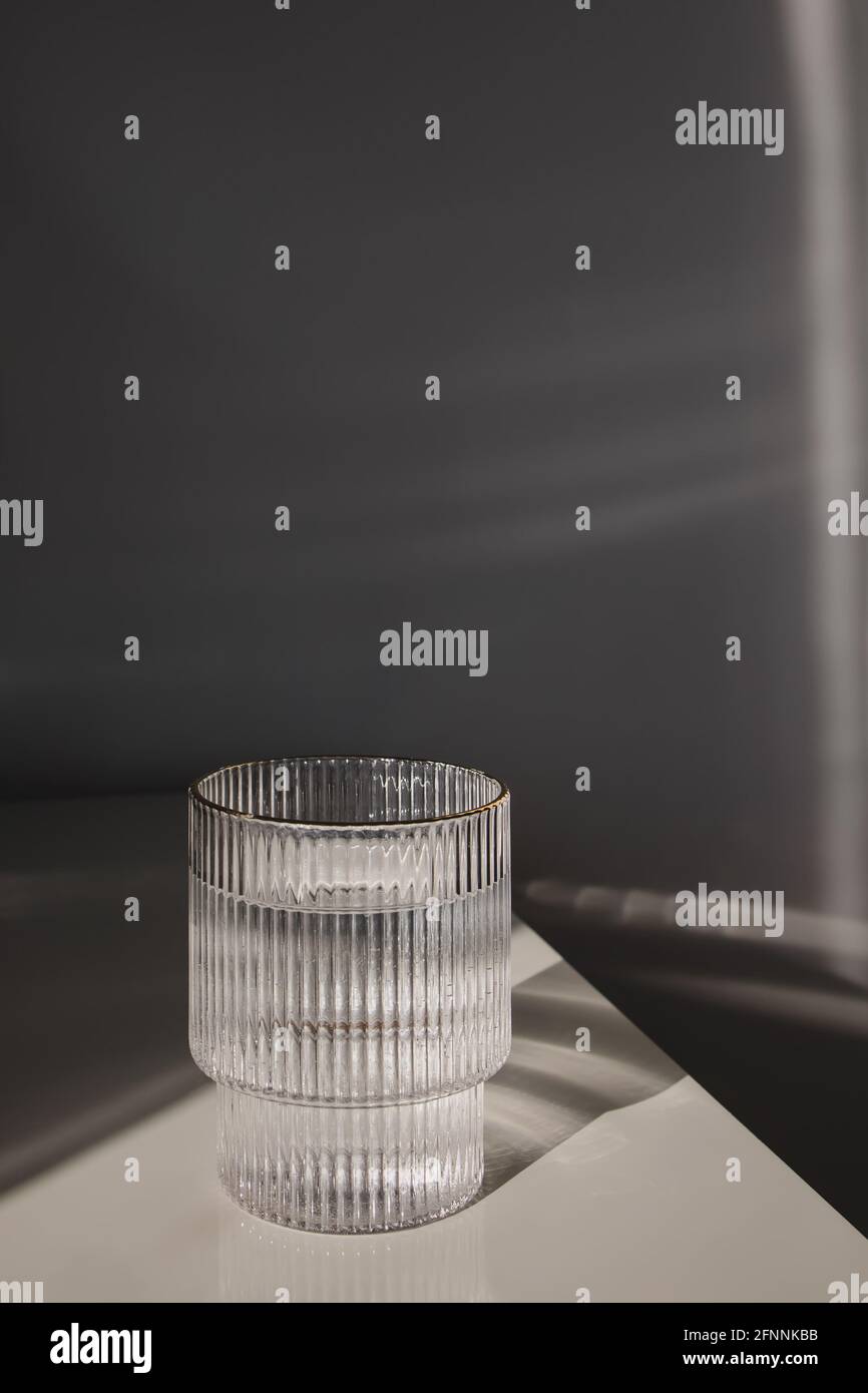 Verre d'eau propre à la mode et à la lumière du soleil Banque D'Images