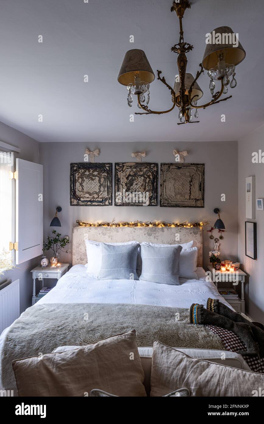 FairyLights sur la tête de lit avec un jeté de fourrure sur le lit dans le  cottage géorgien, West Sussex Photo Stock - Alamy