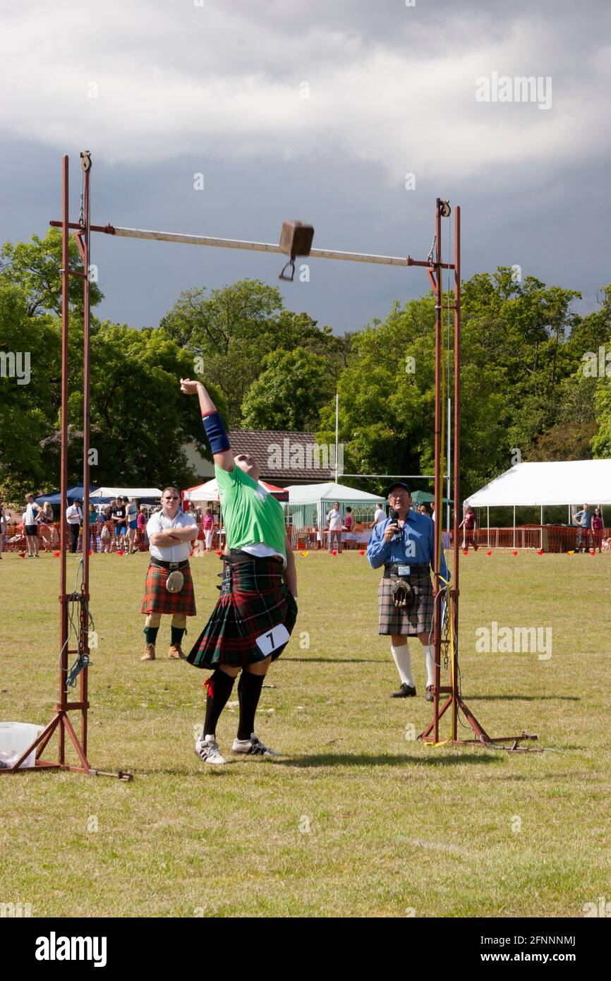 Poids au-dessus de la barre aux Jeux Helensburgh et Lomond Highland Banque D'Images