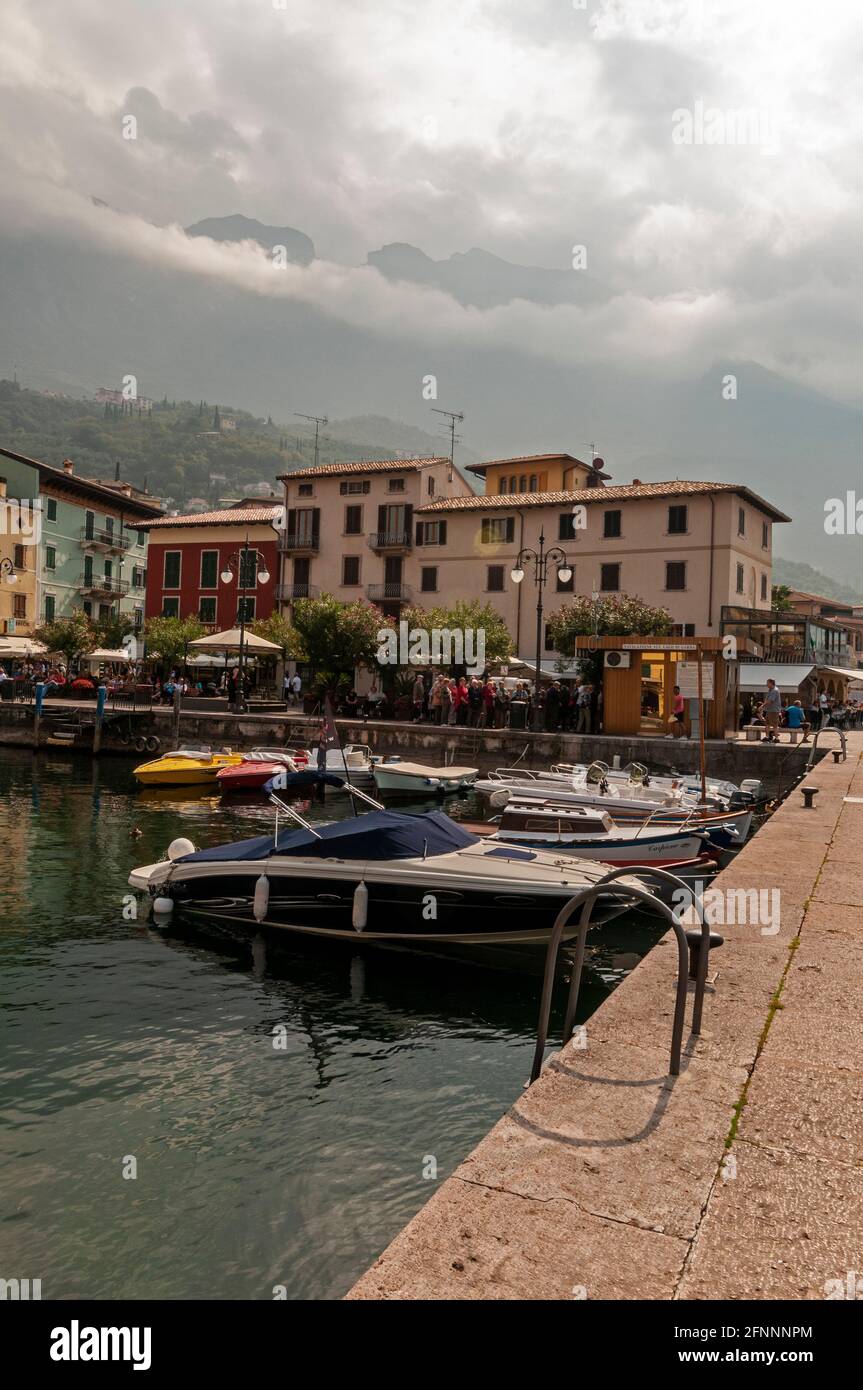 Il porto d'inverno (port) Et port de plaisance dans la ville médiévale de Malcesine sur le Rive est du lac de Garde dans la région de Vénétie de nord de l'Italie Banque D'Images