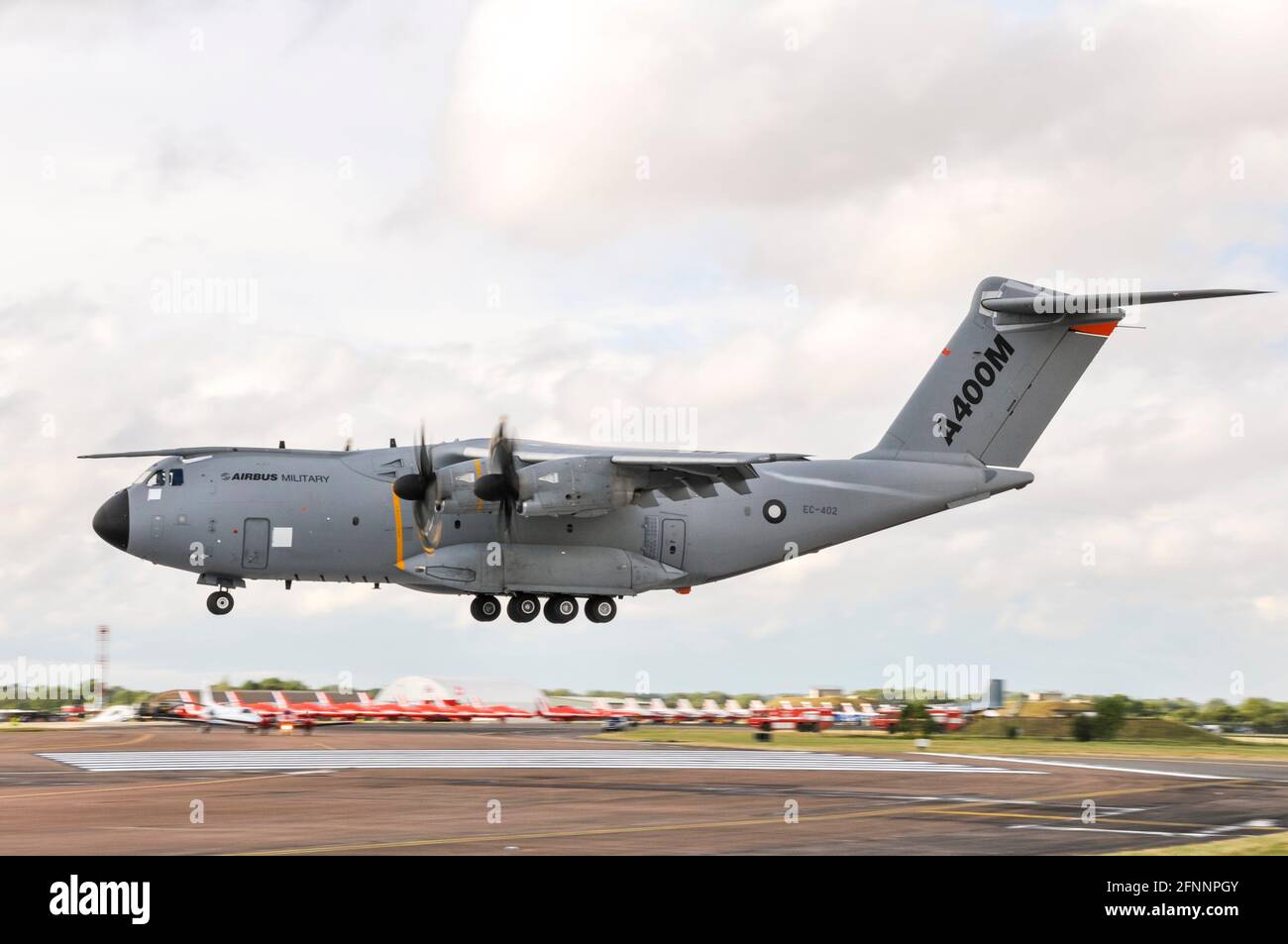 Airbus Military A400M Atlas avion de transport militaire testé EC-402 arrivant à Royal International Air Tattoo, RIAT, RAF Fairford, Royaume-Uni. Premier événement Banque D'Images