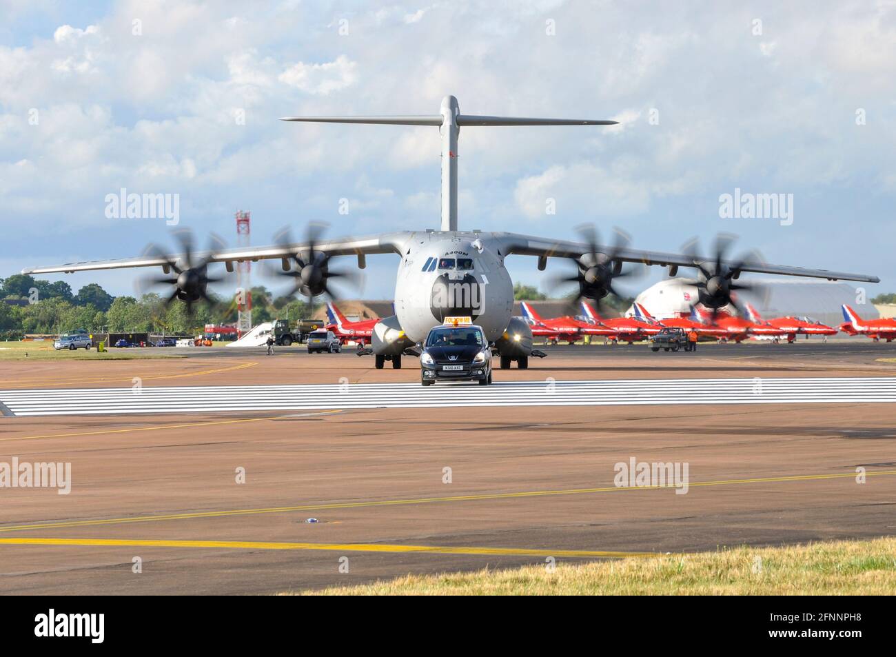 Airbus Military A400M Atlas avion de transport militaire testé EC-402 arrivant à Royal International Air Tattoo, RIAT, RAF Fairford, Royaume-Uni. Premier événement Banque D'Images