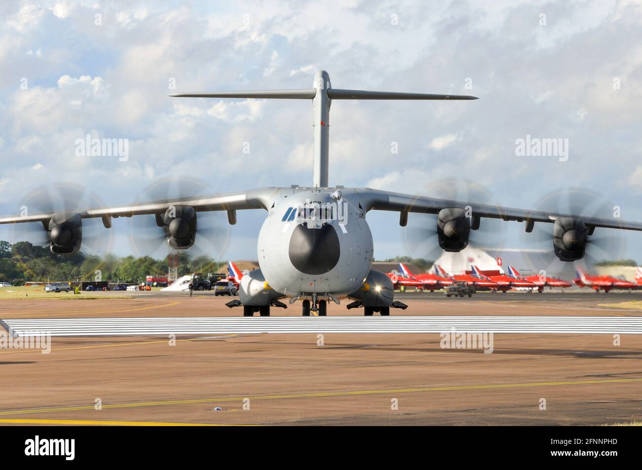 Airbus Military A400M Atlas avion de transport militaire testé EC-402 arrivant à Royal International Air Tattoo, RIAT, RAF Fairford, Royaume-Uni. Premier événement Banque D'Images