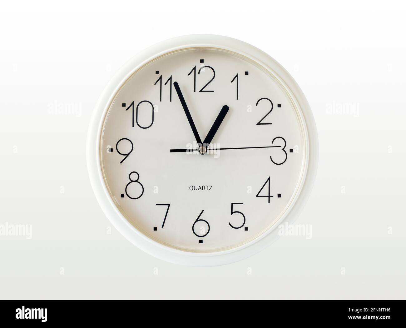 Horloge murale en plastique blanc générique à action quartz isolée sur fond  blanc Photo Stock - Alamy