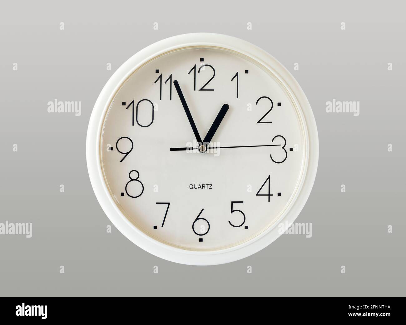 Horloge murale en plastique blanc générique à action quartz isolée sur fond  gris Photo Stock - Alamy