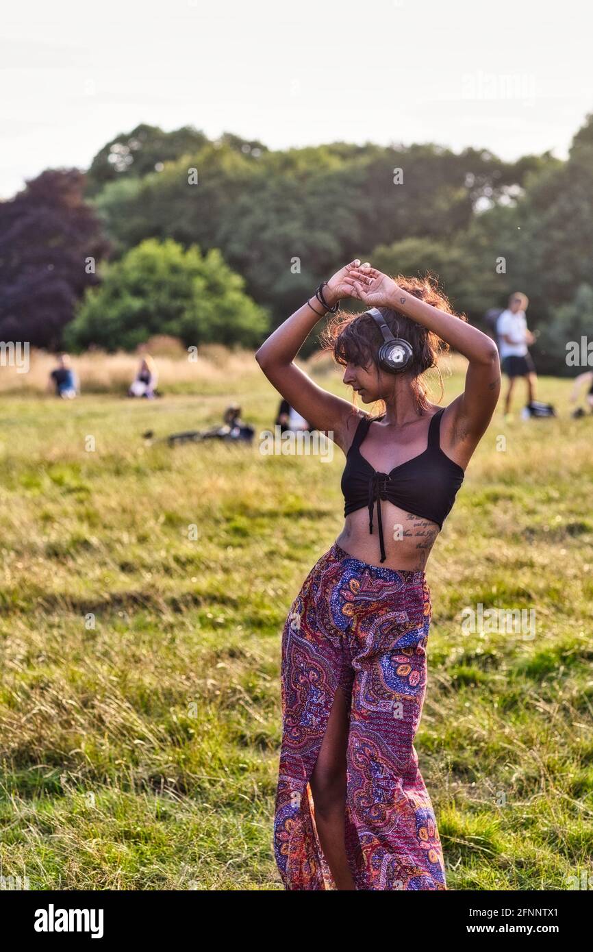 GRANDE-BRETAGNE / Angleterre / Londres / Hampstead Heath / Ecstatic Dance London event . Danseurs portant un casque disco sans fil silencieux. Banque D'Images