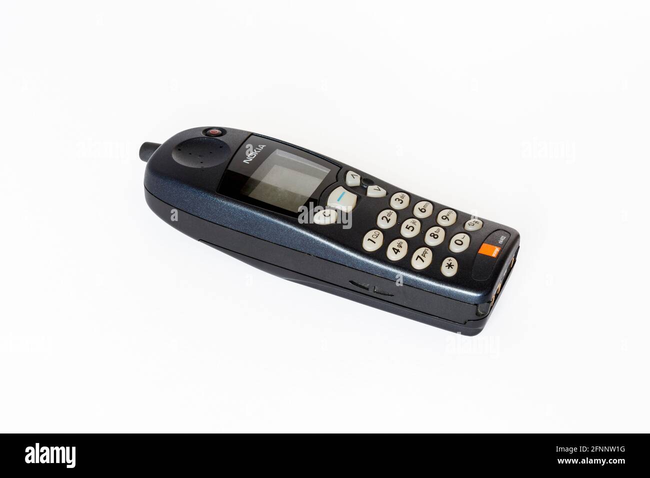 Un téléphone portable classique Nokia NK402 isolé sur fond blanc Banque D'Images