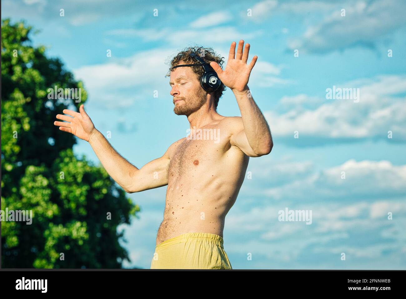 GRANDE-BRETAGNE / Angleterre / Londres / Hampstead Heath / Ecstatic Dance London event . Danseurs portant un casque disco sans fil silencieux. Banque D'Images