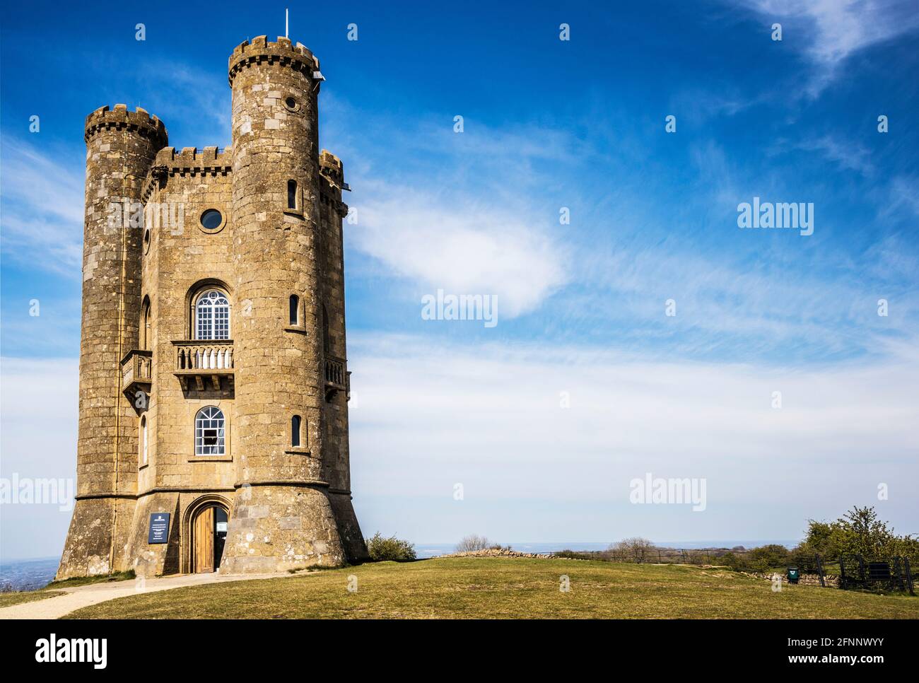 Broadway Tower, une folie du XVIIIe siècle, se tenant au deuxième point le plus élevé des Cotswolds. Banque D'Images