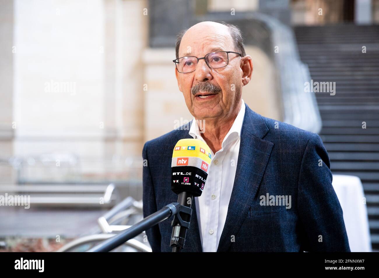 Hanovre, Allemagne. 18 mai 2021. Michael Fürst, de la communauté juive de Hanovre, parle aux représentants des médias. Dans un appel à la paix interreligieux, les représentants des communautés juive, palestinienne et musulmane de Hanovre veulent donner l'exemple avec le maire pour mettre fin à la violence entre Israël et les Palestiniens. Credit: Moritz Frankenberg/dpa/Alay Live News Banque D'Images