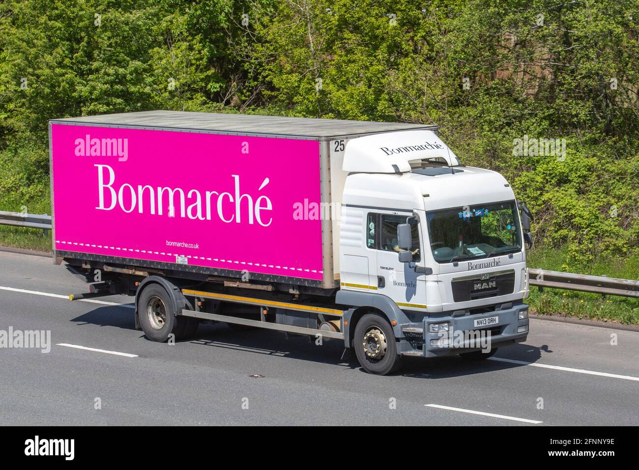 Bonmarche Fashion Cargo & Freight Company, camions de livraison de transport, camion, véhicules lourds, transport, camion, Porte-bagages, véhicule, industrie européenne du transport commercial HGV, M6 à Manchester, Royaume-Uni Banque D'Images
