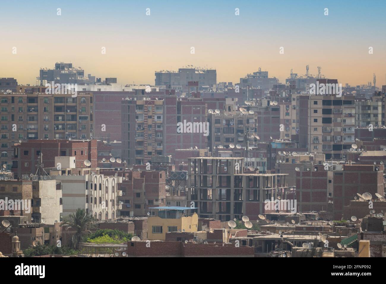 ville arabe, développement chaotique. Vue sur les bidonvilles du Caire. Vue sur le Caire avec ses bâtiments traditionnels égyptiens vus du plateau de Giza Banque D'Images