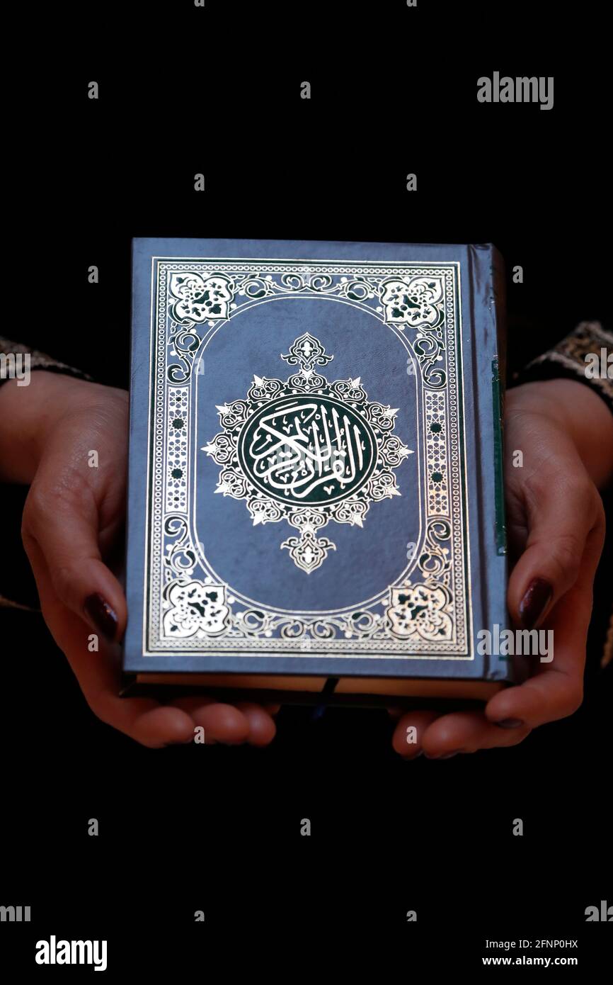 Femme musulmane montrant la couverture du Noble Coran. Émirats arabes Unis Banque D'Images
