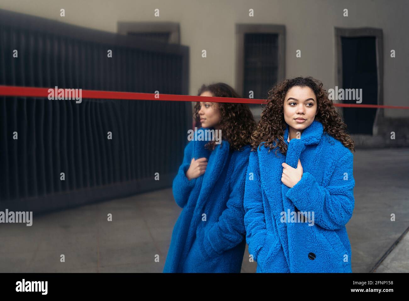 Jeune femme élégante dans la ville Banque D'Images