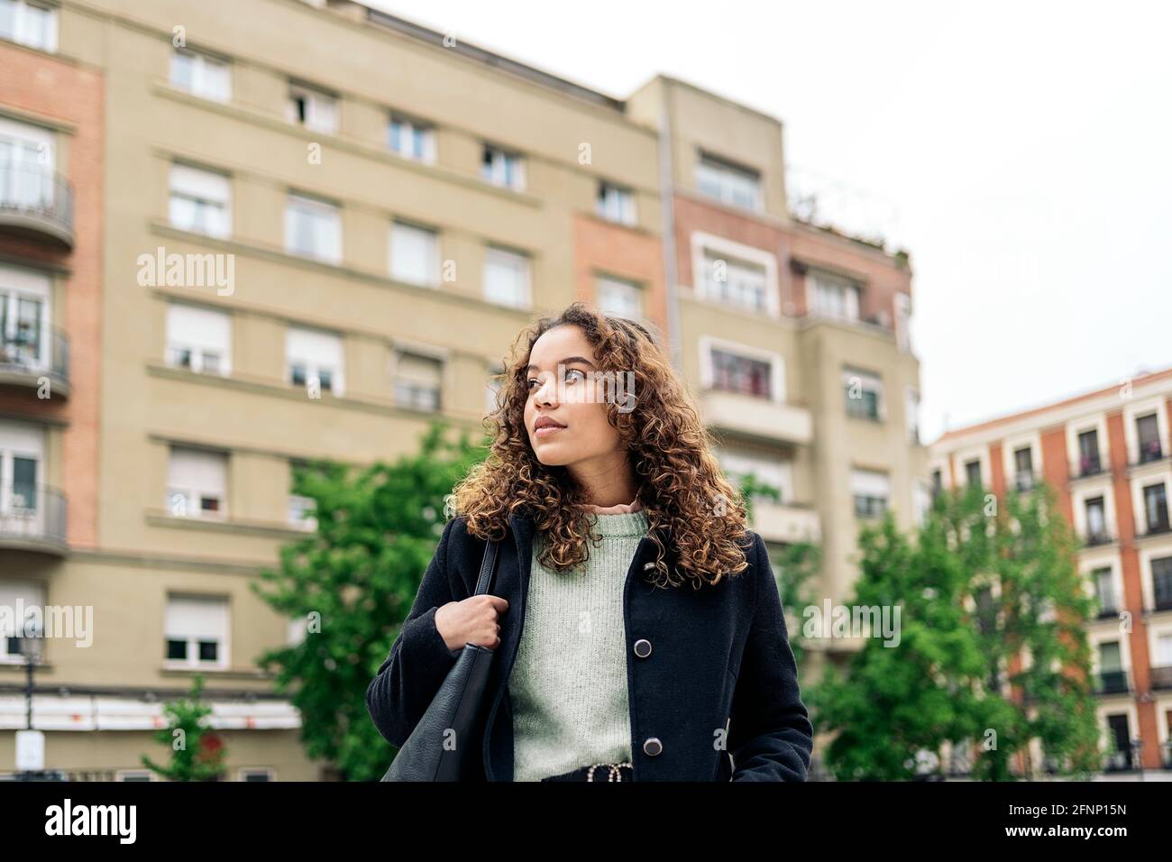 Jeune femme élégante dans la ville Banque D'Images