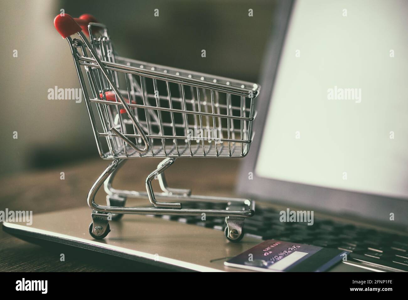 Petit panier sur ordinateur portable paiement en ligne concept d'achat carte de crédit ecommerce livraison à domicile Banque D'Images