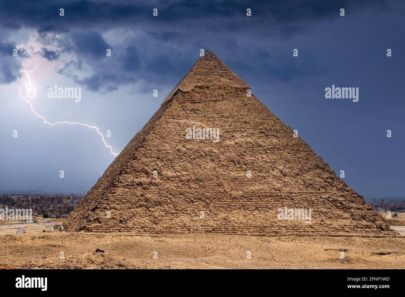 Photo d'une pyramide à Gizeh montrant des nuages orageux au-dessus. Pyramide de khafre sur fond d'un ciel orageux et de foudre. Deuxième plus grand ancien Banque D'Images
