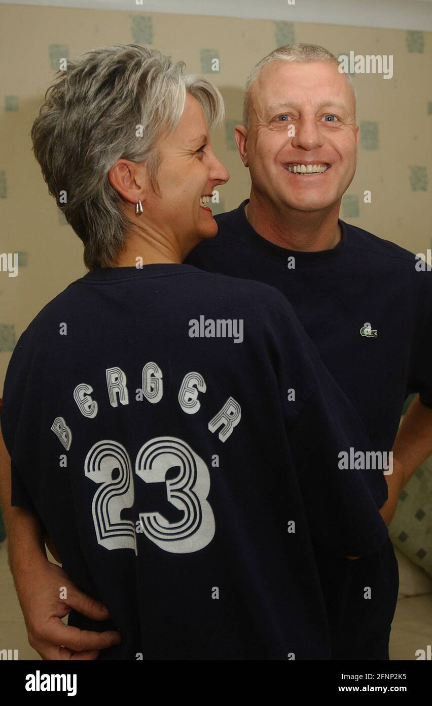 LYMINGTON ET LE NOUVEAU DIRECTEUR ADJOINT DE MILTON, DAVE TAVINER, AVEC LA FEMME SUE ET LE MAILLOT BERGER. PIC MIKE WALKER, 2004 Banque D'Images