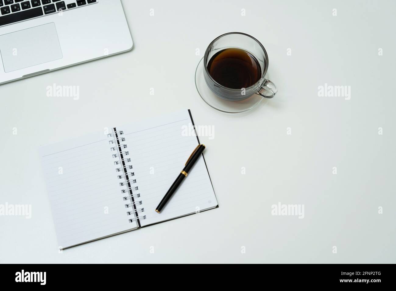 espace de travail avec note et tasse de café Banque D'Images