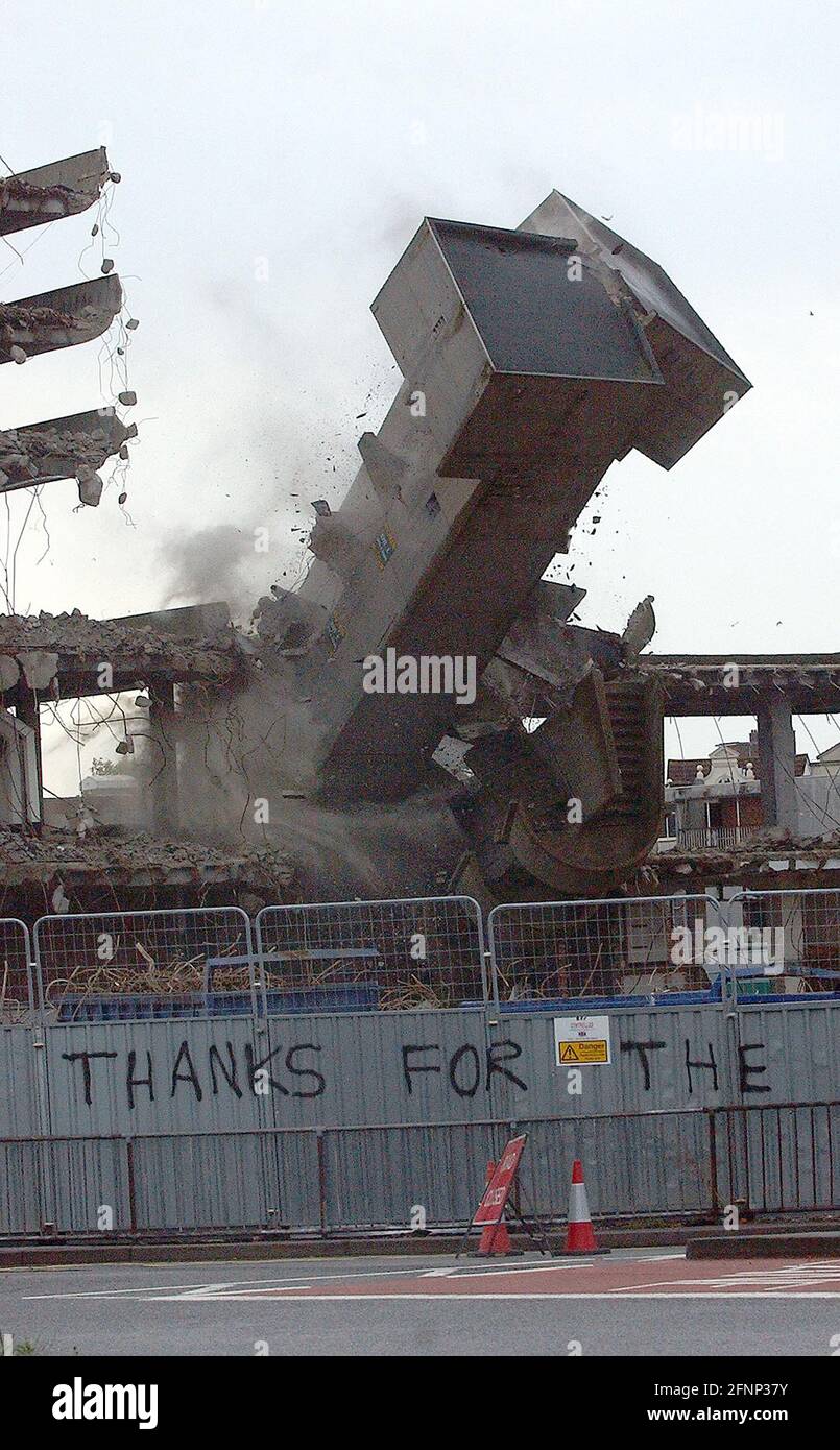 LA FIN DU BÂTIMENT LE PLUS UGEST DE GRANDE-BRETAGNE LE TRICORNE À PORTSMOUTH. LES EXPERTS EN DÉMOLITION ONT DÉTRUIT LES PARTIES RESTANTES DE LA STRUCTURE AUJOURD'HUI/HIER DIMANCHE. PIC MIKE WALKER, 2004 Banque D'Images