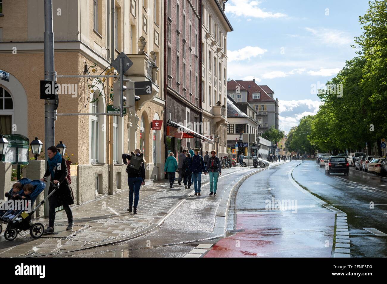 Leben in Neuhausen um den Rotkreuzplatz herum in München am 18.5.2021. Die Inzidenz in München liegt aktuell BEI 53, 83. Sóllte die Inzidenz dauerhaft unter 50 sinken, so werden weitere Lockerungen möglich. - la vie à Neuhausen près de la Rotkreuzplatz à Munich, Allemagne, le 18 mai 2021. L'incidence sur 7 jours à Munich est de 53, 83. Si elle tombe en chute sous 50, d'autres mesures seront assouplies. (Photo par Alexander Pohl/Sipa USA) crédit: SIPA USA/Alay Live News Banque D'Images