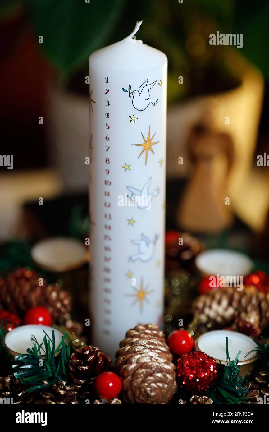 Bougie de l'AVENT de saison pour le compte à rebours jusqu'à noël. France. Banque D'Images