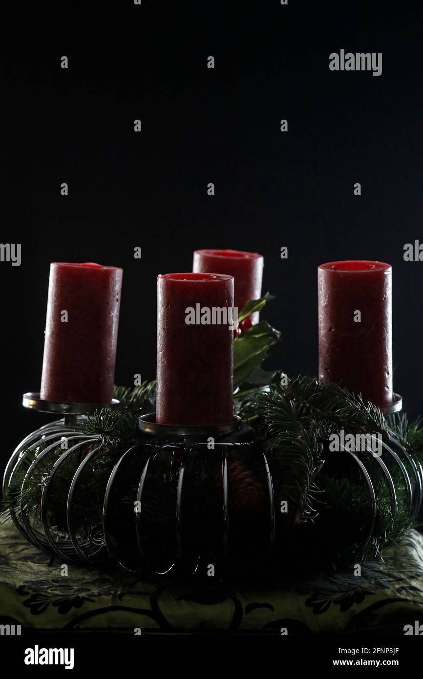 Couronne ou couronne de l'Avent avec bougies rouges. Composition de Noël. France. Banque D'Images