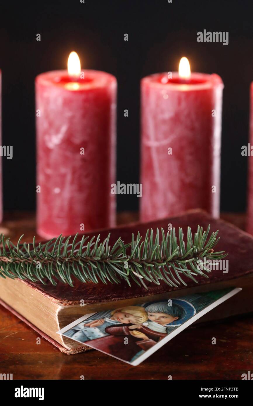 bible et bougies de l'avent rouge. Composition de Noël. France. Banque D'Images