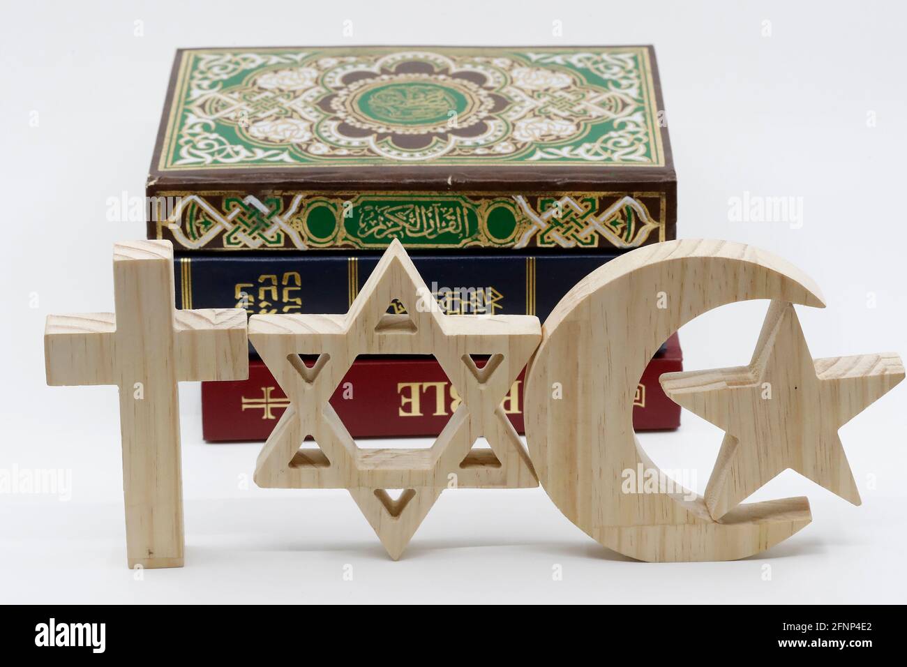 Les trois religions monothéistes. Christianisme, islam et judaïsme. Thorah, Coran et Bible avec Les trois religions monothéistes. Christianisme, islam et judaïsme. Thorah, Coran et Bible avec
