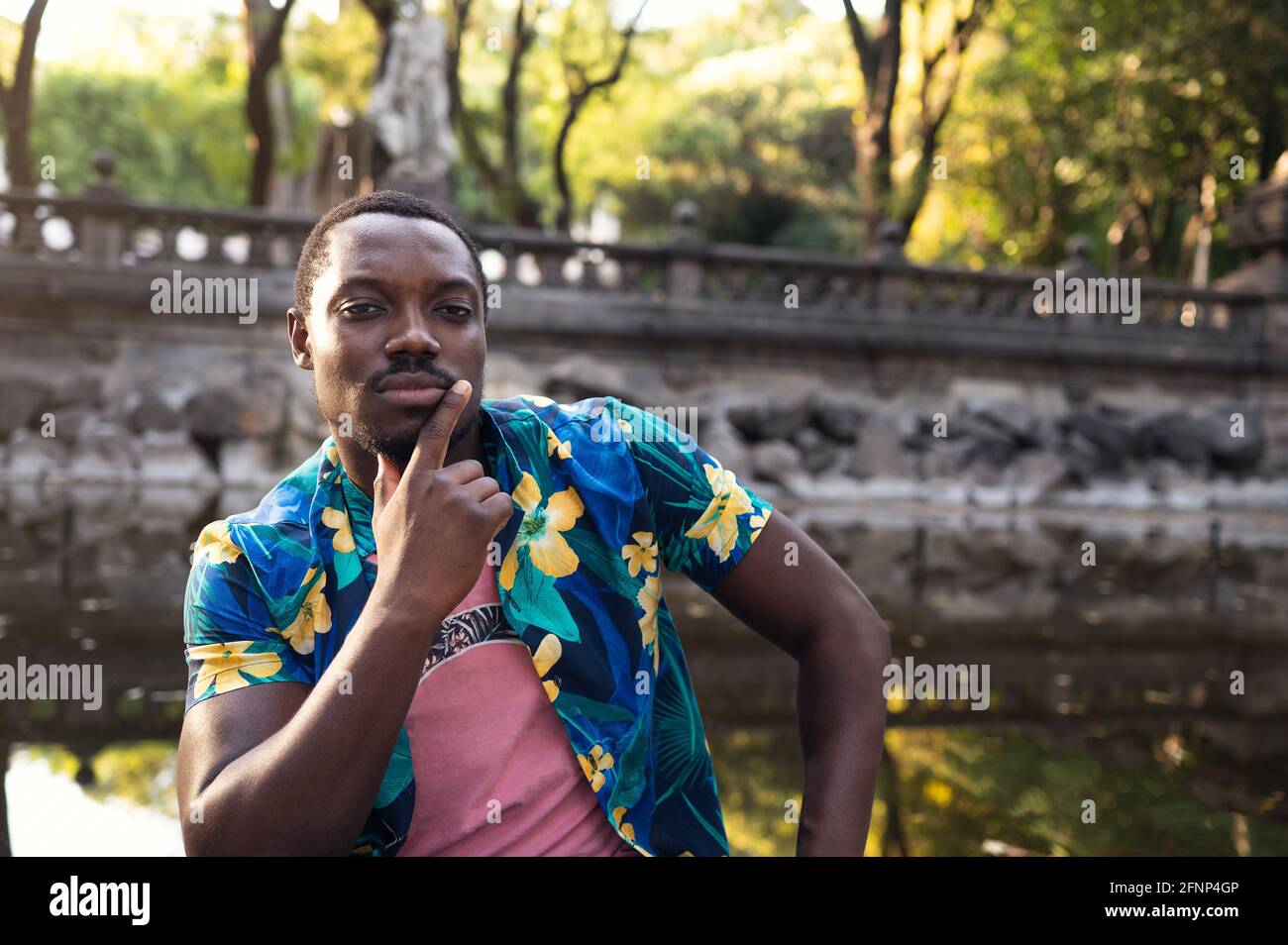 Un jeune homme noir dans le parc. Portrait extérieur du voyageur. Portrait Banque D'Images