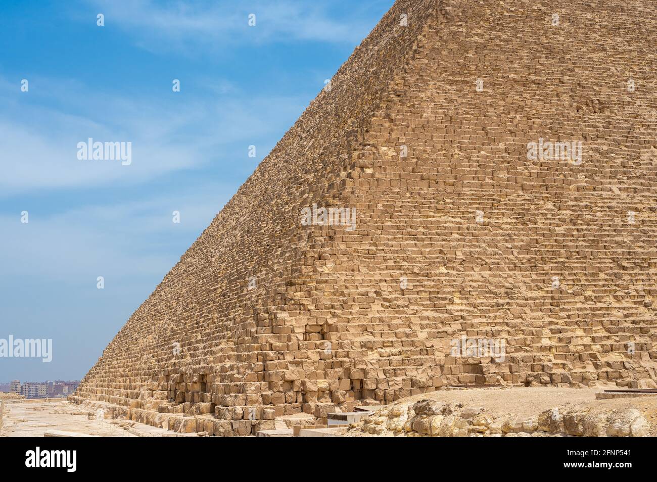 Faces de la grande pyramide. égypte, giza. Maçonnerie de la grande pyramide égyptienne. Blocs de pierre sur le bord et la fondation de la grande pyramide. Le grea Banque D'Images