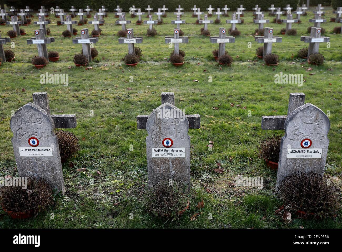 Cimetière de la ville de Paris, Bagneux, hauts-de-Seine, France. Tombes militaires musulmanes et chrétiennes Banque D'Images