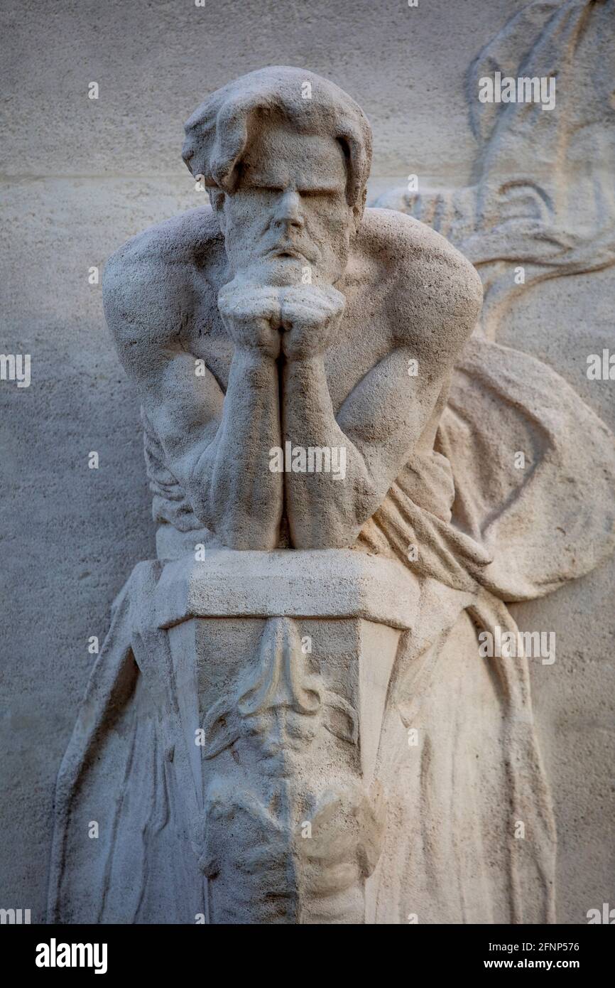 Cimetière Montparnasse (français : cimétière du Montparnasse), Paris, France. Détail cenotaphe Baudelaire Banque D'Images