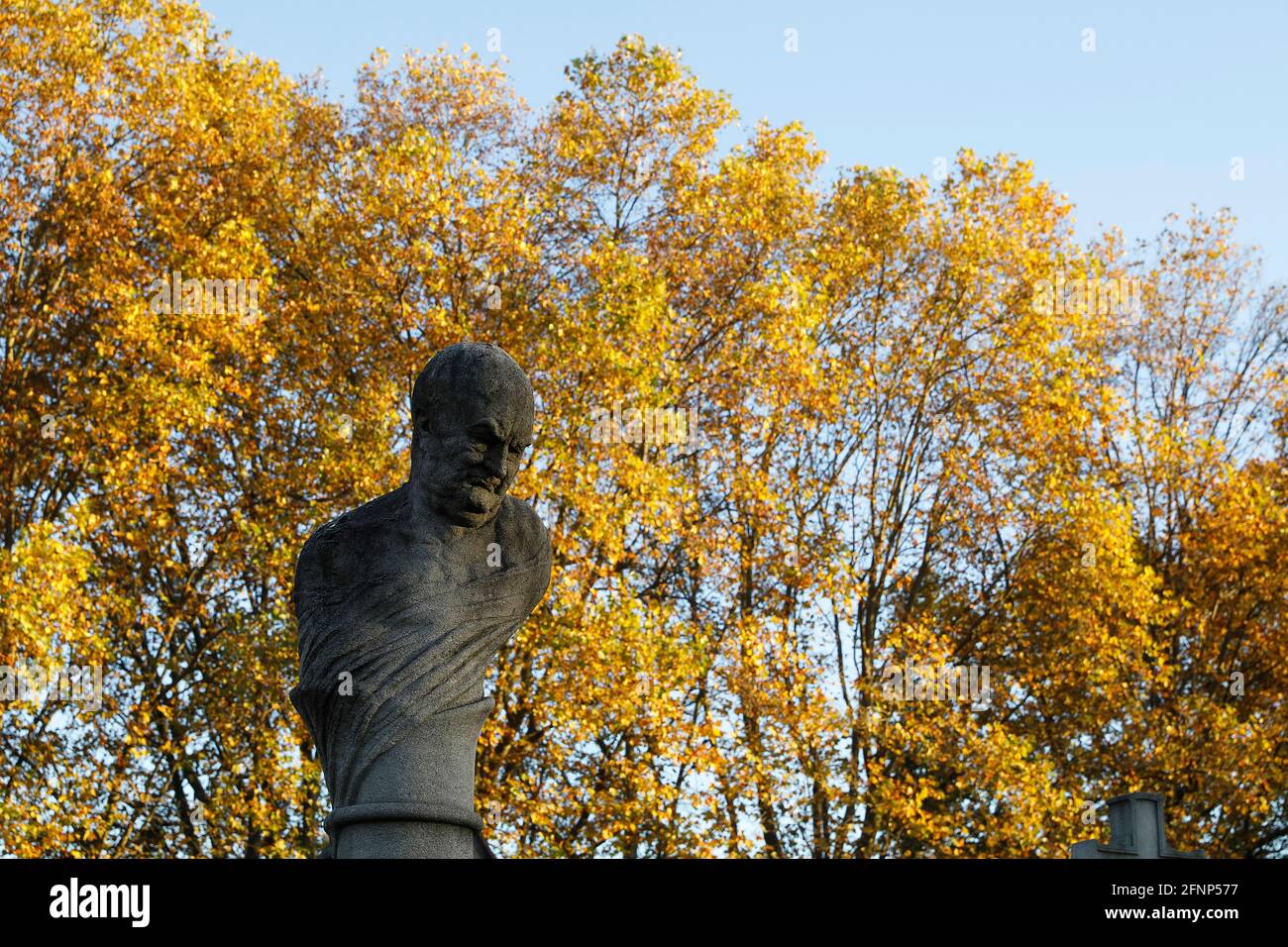 Cimetière Montparnasse (français : cimétière du Montparnasse), Paris, France. Sculpture représentant l'écrivain et critique Charles Augustin Sainte-Beuve avec FO Banque D'Images