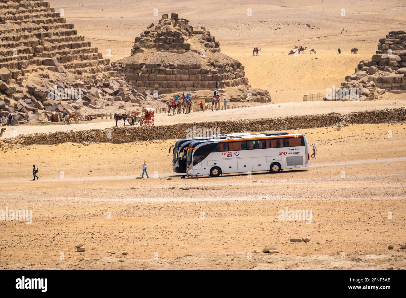 LE CAIRE, EGYPTE - MAI 18 2021: l'excursion touristique en bus de l'organisateur Anex Tour a amené des touristes aux pyramides de Gizeh. Tourisme et Voyage en Egypte Banque D'Images