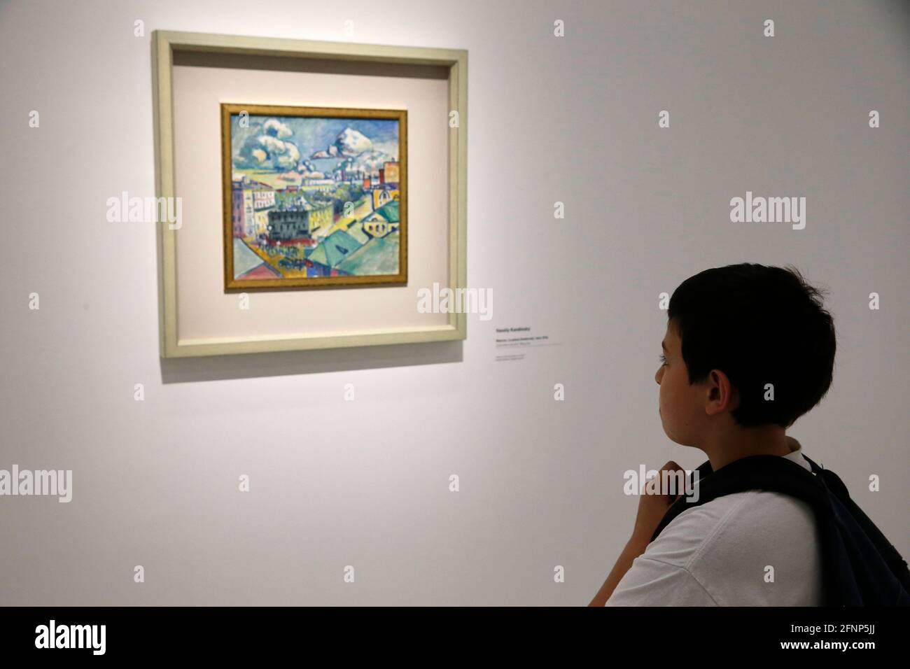 Le Centre Pompidou, Musée National d'Art moderne, Paris, France. Garçon regardant une peinture Banque D'Images