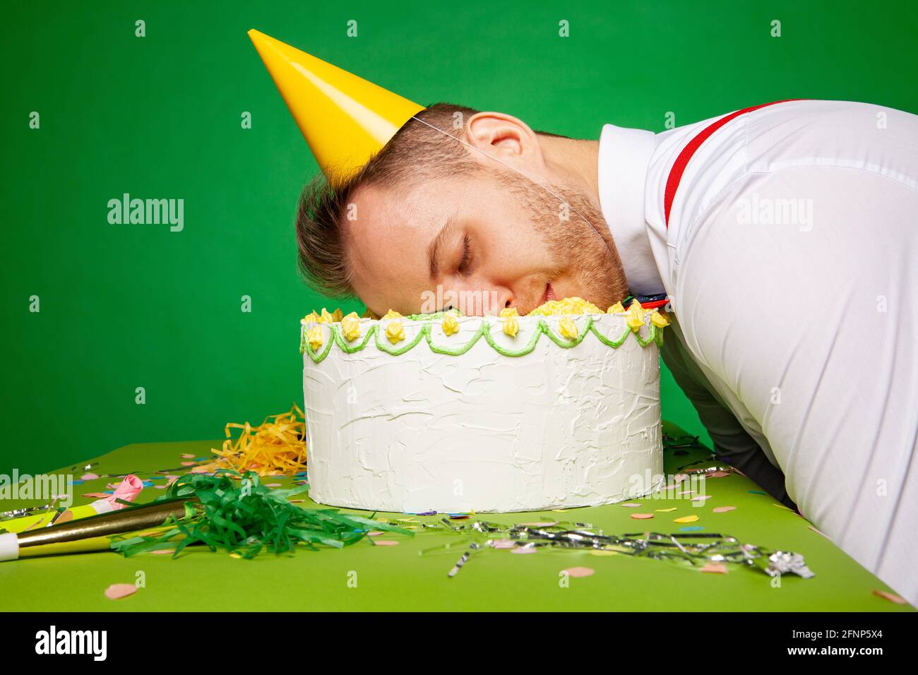 Vue Laterale De L Homme Dormant Dans Un Chapeau De Fete Couche Avec Visage Dans Un Gateau D Anniversaire Sur Fond Vert En Studio Photo Stock Alamy Vue Laterale De L Homme Dormant Dans Un Chapeau De Fete Couche Avec Visage Dans Un Gateau D Anniversaire Sur Fond Vert En Studio Photo Stock Alamy
