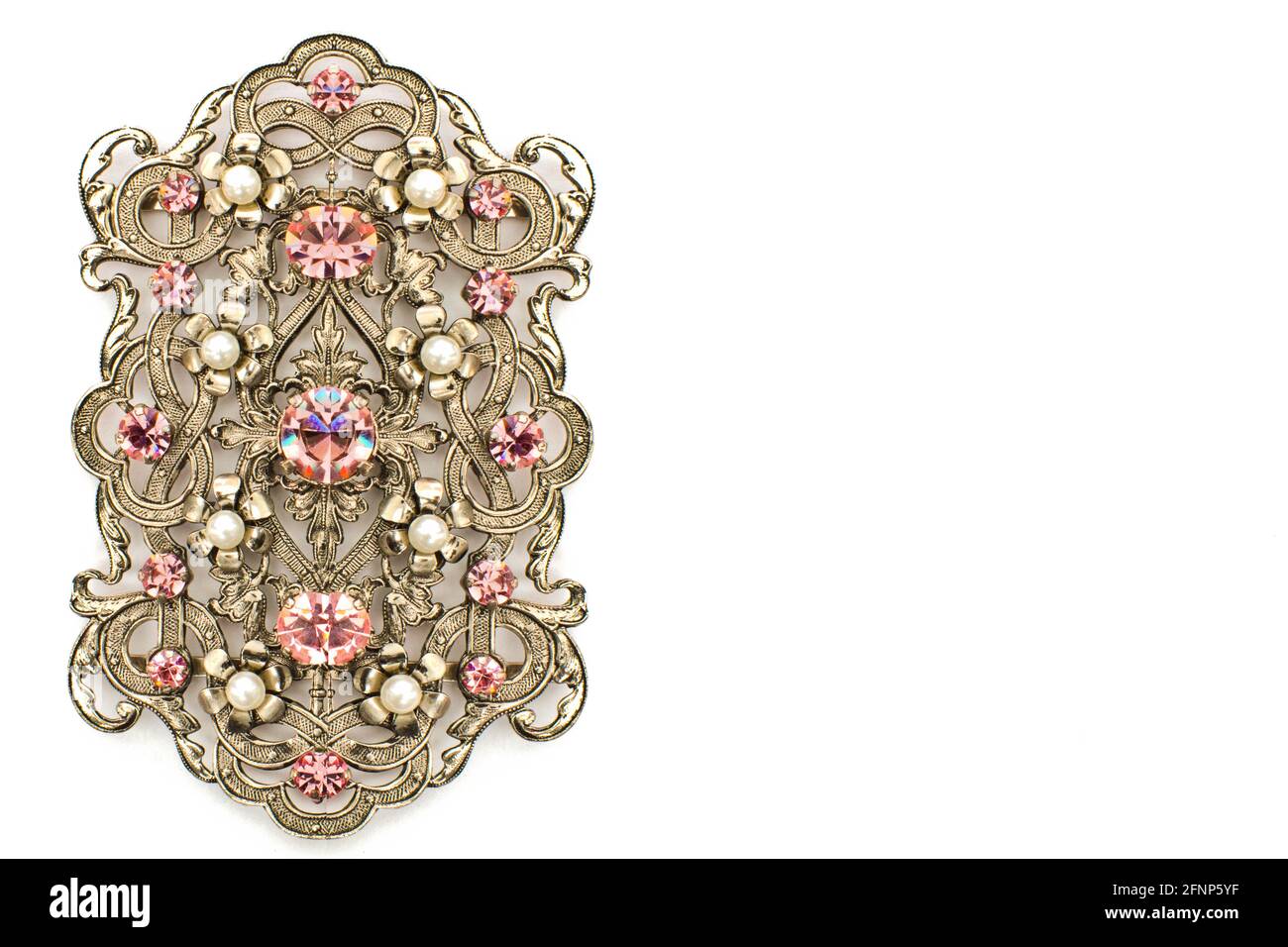 Broche dorée en pierres précieuses et perles blanches. Broche dorée. Bijou. Or. Bijou sur fond blanc Banque D'Images