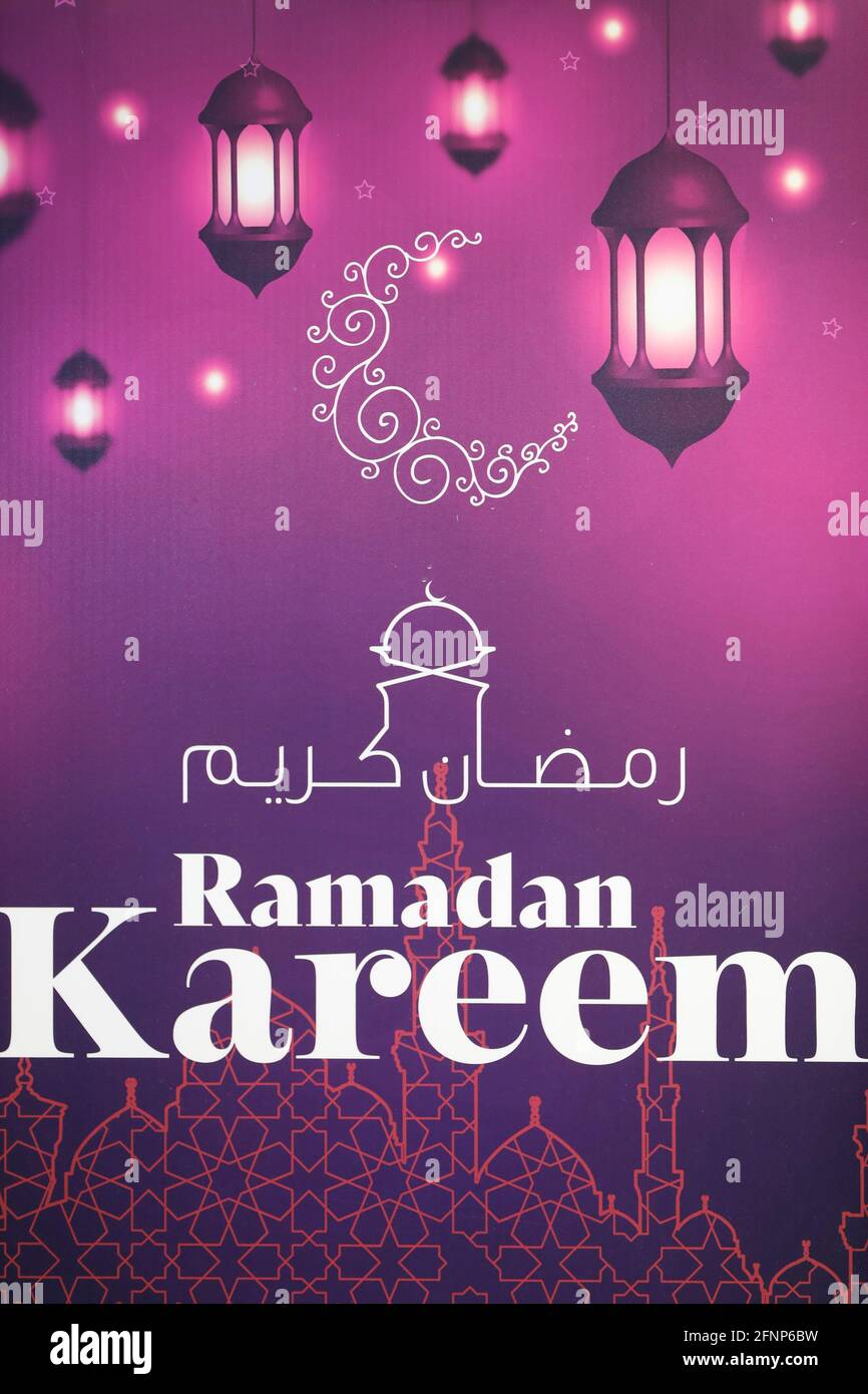 Ramadan kareem calligraphie arabe salutation avec croissant et lanternes. Dubaï. Émirats arabes Unis Banque D'Images