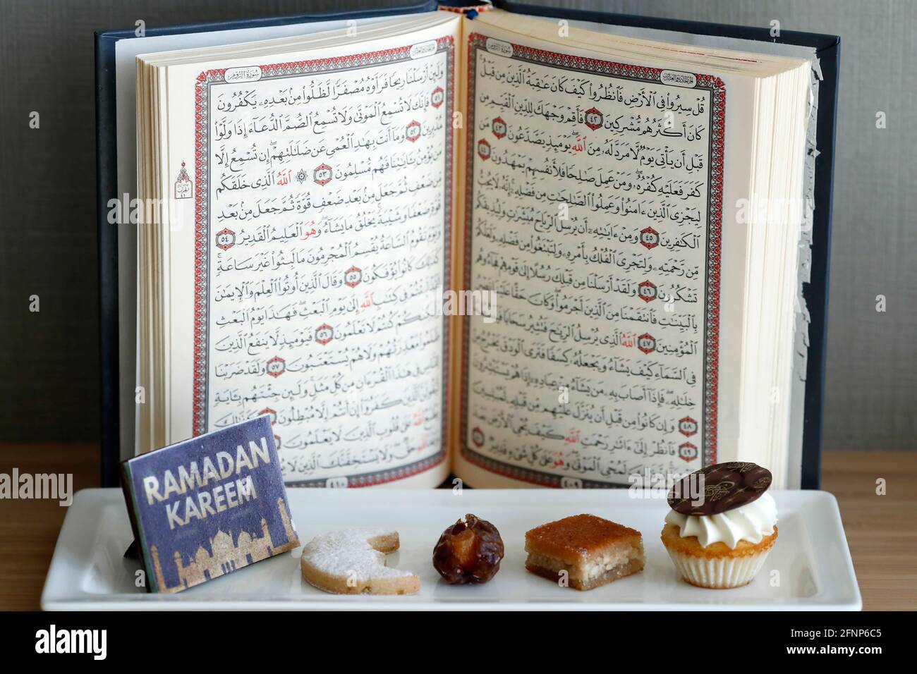 Livre Du Saint Coran Avec Date Et Patisseries Concept De Ramadan Dubai Emirats Arabes Unis Photo Stock Alamy