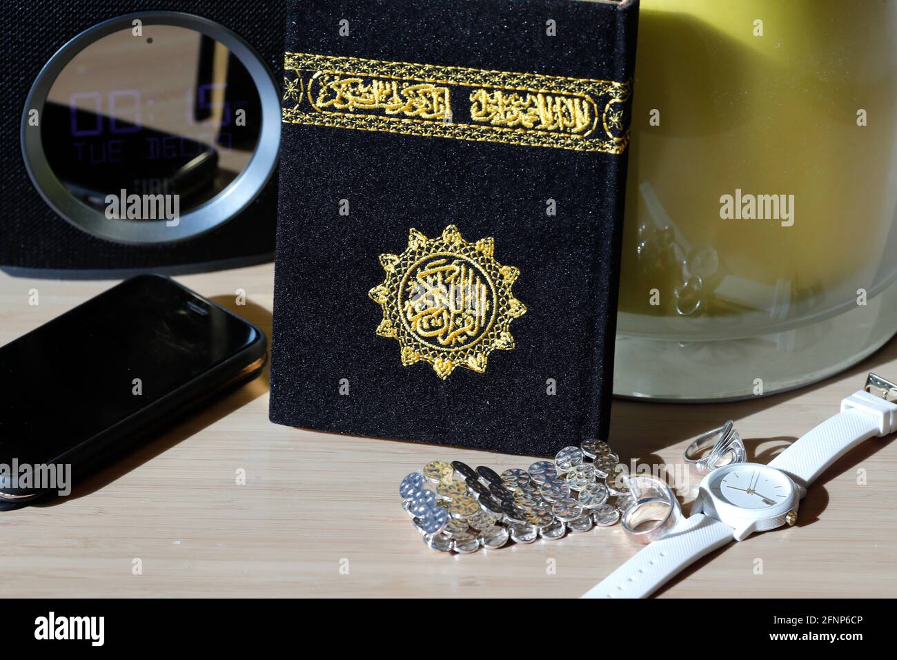 Quran et smartphone sur une table dans une chambre. Dubaï. Émirats arabes Unis Banque D'Images
