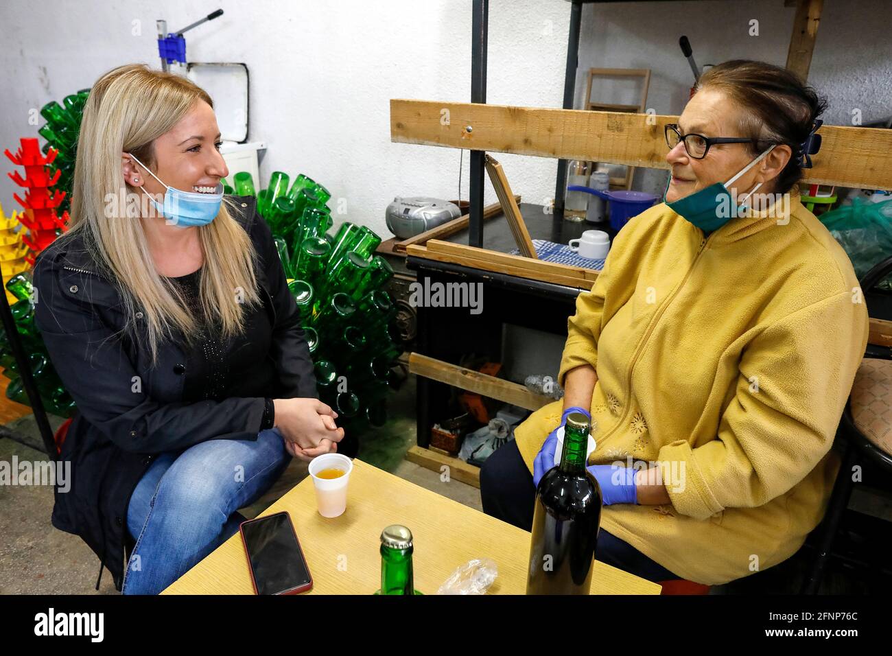 Agent de prêt et client de microfinance dans l'atelier du client à Barek, dans la banlieue de Sarajevo, en Bosnie-Herzégovine Banque D'Images