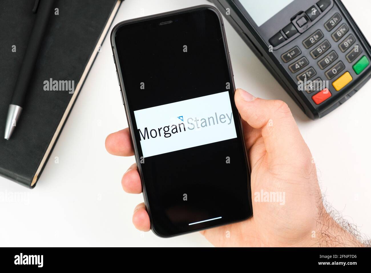 Logo Morgan Stanley Bank sur l'écran noir du smartphone dans la main de mans sur l'arrière-plan du terminal de paiement, mai 2021, San Francisco, Etats-Unis Banque D'Images