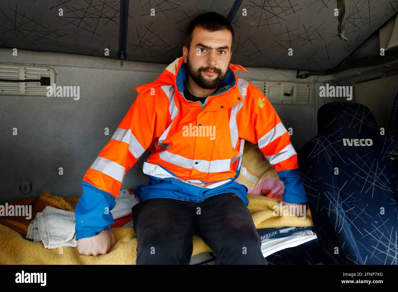 Chauffeur de camion assis dans un camion à Nikcic, au Monténégro Banque D'Images
