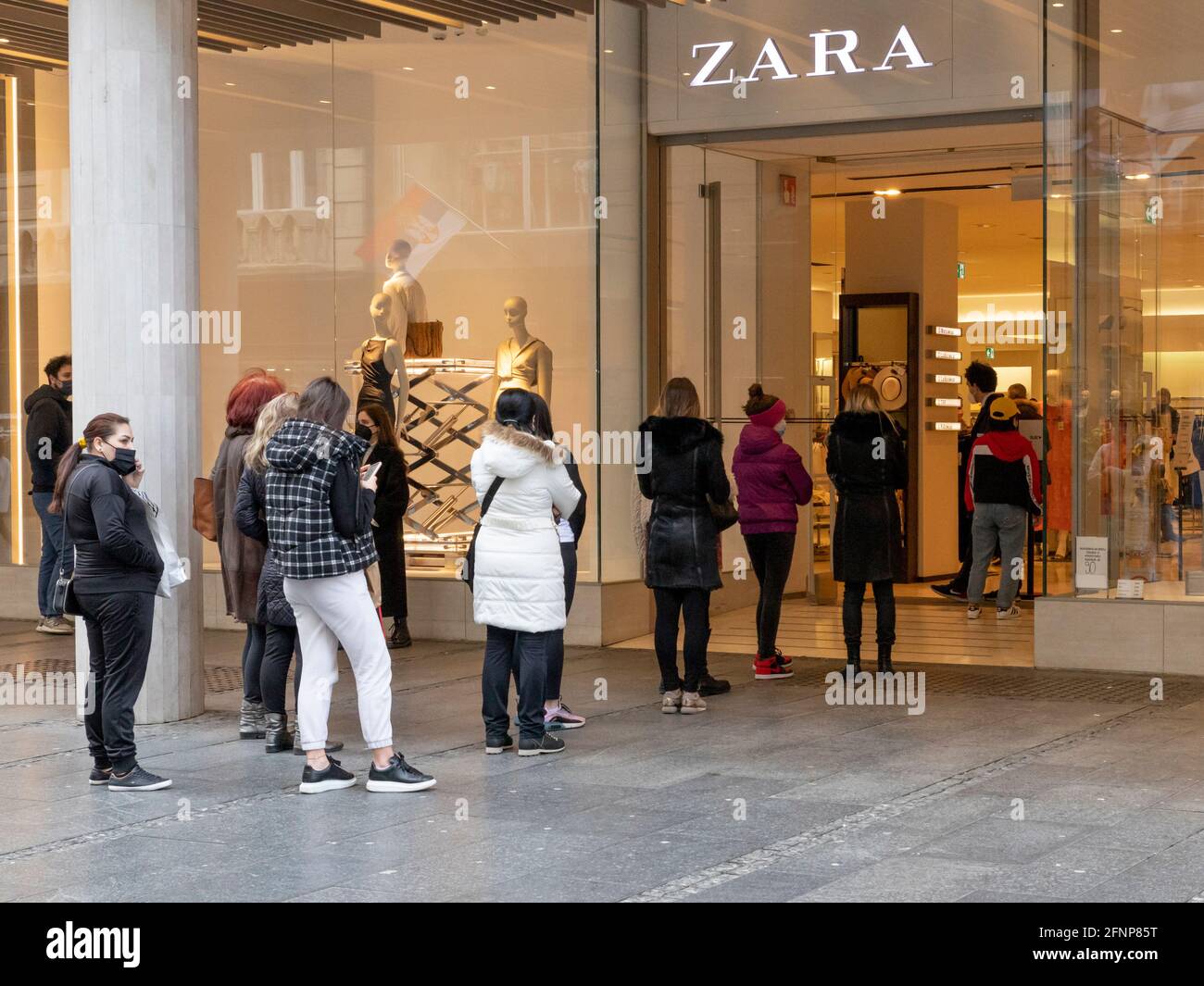 Belgrade, Serbie - 23 mars 2021 : les gens attendent en file d'attente dans  le magasin Zara de Belgrade. Nombre limité de clients en raison d'une  pandémie de coronavirus Photo Stock - Alamy