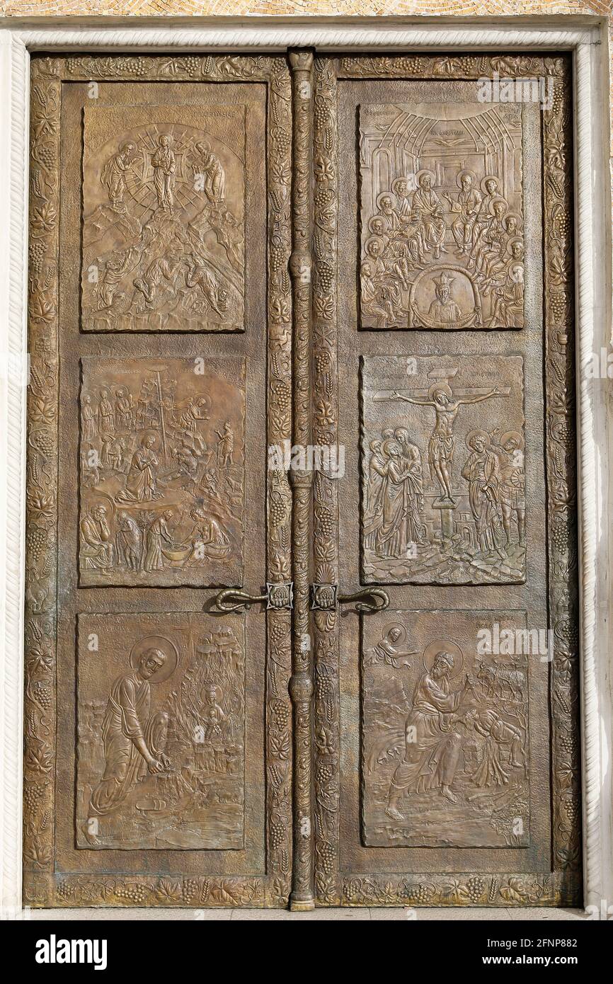 Résurrection Cathédrale orthodoxe, Podgorica, Monténégro. Porte avec grugeages. Banque D'Images