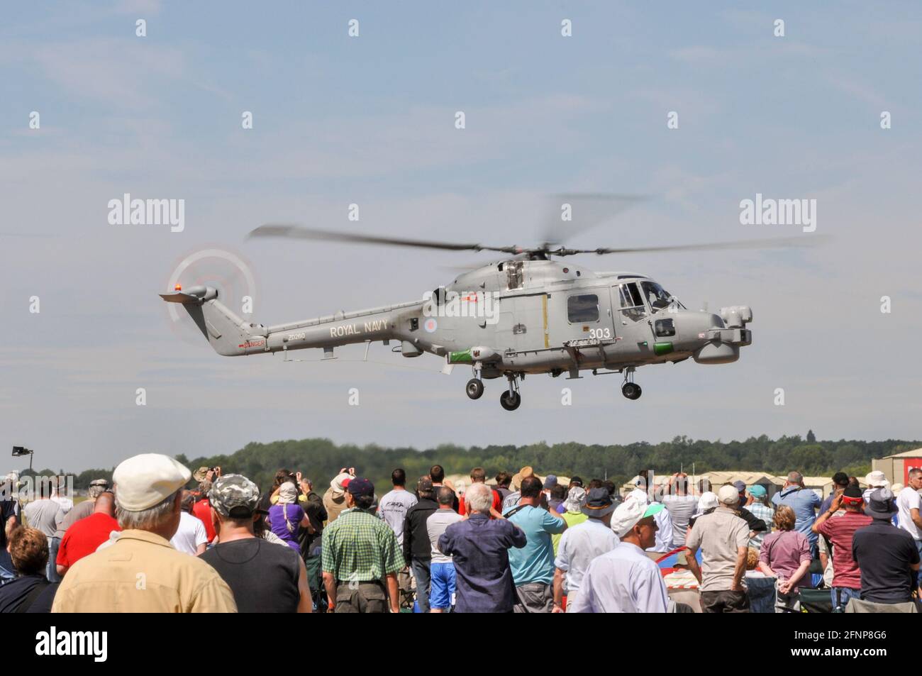 Royal Navy Westland Lynx HAS.8 ZD260 départ à Royal International Air Tattoo, RIAT, RAF Fairford, Royaume-Uni. Survolant une foule de personnes lors d'un spectacle aérien Banque D'Images