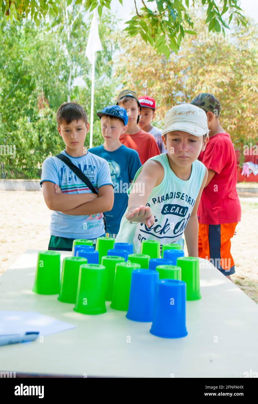 Odesa rgn. L'Ukraine, le 29 juillet 2018 : les garçons jouent un jeu intellectuel avec multi-couleur numérotées des gobelets jetables, team building Banque D'Images